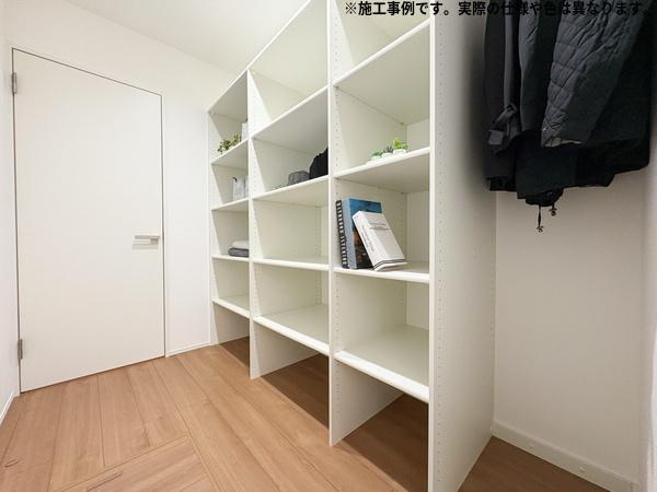 明野高尾Ⅲ新築の収納|大きなファミリークロークが備え付けられており衣類や小物類の整理に役立ちます。