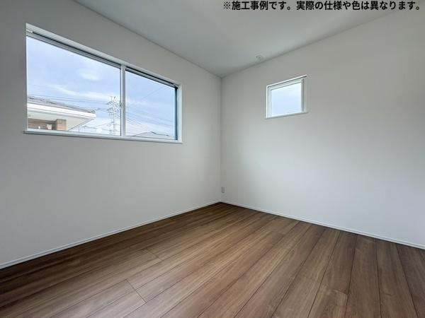 明野高尾Ⅲ新築の洋室|広々とした洋室で窓から自然光がしっかりと入ります。