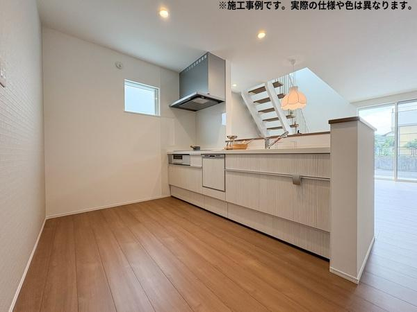 明野高尾Ⅲ新築のキッチン|シンプルで使いやすいキッチンです。収納スペースも備わっており整理整頓がしやすい造りとなっています。清潔感のある空間が広がります。