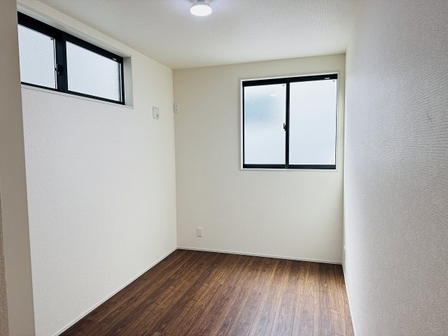 八王子市　並木町　新築一戸建ての洋室|～1階5.5帖のサービスルーム　2面採光で明るく風通しの良いお部屋です～
