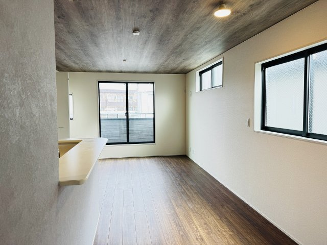 八王子市　並木町　新築一戸建ての居間・リビング|～18.5帖の明るいLDKで、家族団欒の時間をお過ごしいただけます～