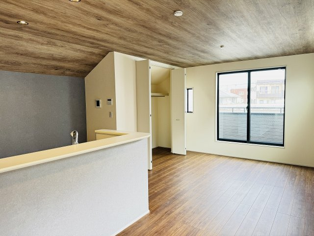 八王子市　並木町　新築一戸建ての居間・リビング|～18.5帖の明るいLDKで、家族団欒の時間をお過ごしいただけます～