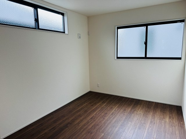 八王子市　並木町　新築一戸建ての寝室|～2階8.7帖の主寝室　ベッドなど大型家具のレイアウトもしやすい広さです～