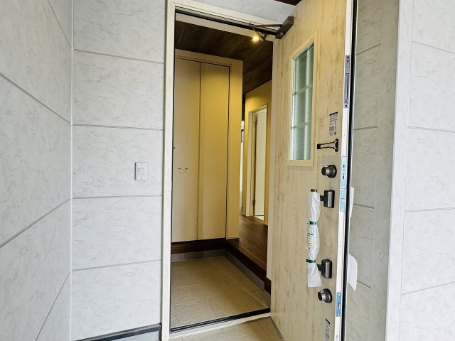 八王子市　並木町　新築一戸建ての玄関|～玄関は安心のWロックキーを採用～