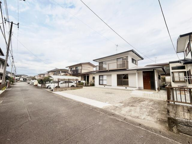 富士市中里の中古一戸建|前面道路も広々していて、落ち…