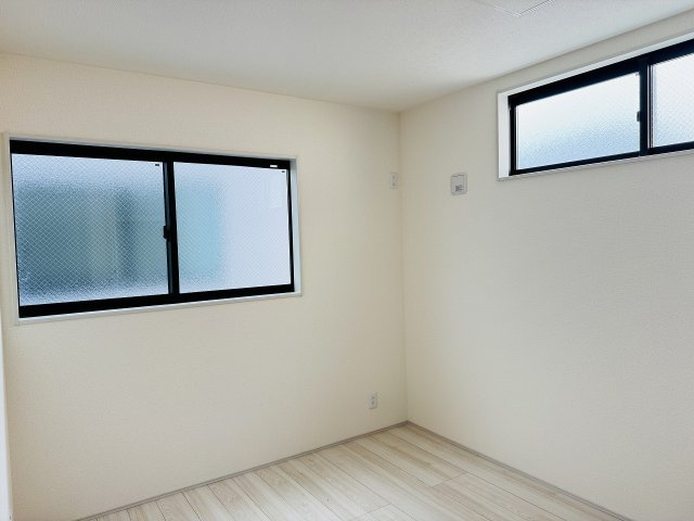 八王子市　並木町　新築一戸建ての寝室|～1階5.3帖のサービスルーム　2面採光で明るく風通しの良いお部屋です～