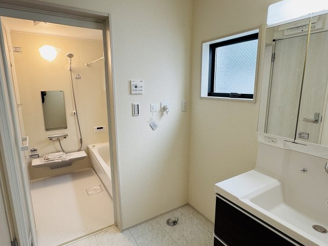 八王子市　並木町　新築一戸建ての脱衣所|～窓付きで明るい洗面所　換気もしやすいです～