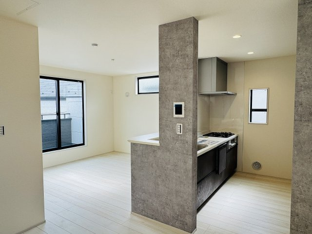 八王子市　並木町　新築一戸建ての居間・リビング|～15.5帖の明るいLDKで、家族団欒の時間をお過ごしいただけます～