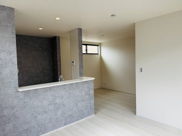 八王子市　並木町　新築一戸建ての内装|～15.5帖の明るいLDKで、家族団欒の時間をお過ごしいただけます～