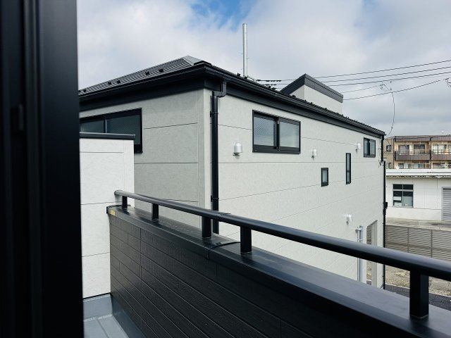八王子市　並木町　新築一戸建てのバルコニー|～リビングから出入り可能なバルコニー～