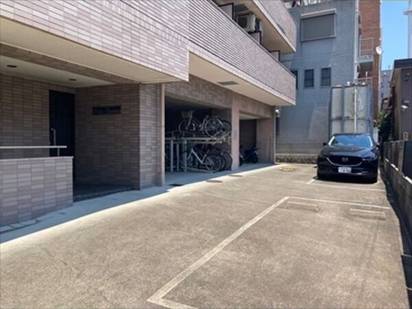フォーシーズンの駐車場