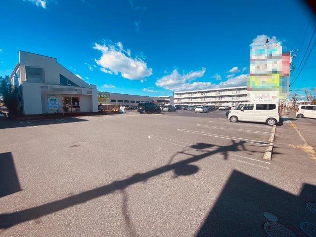 前山町4丁目貸店舗の駐車場