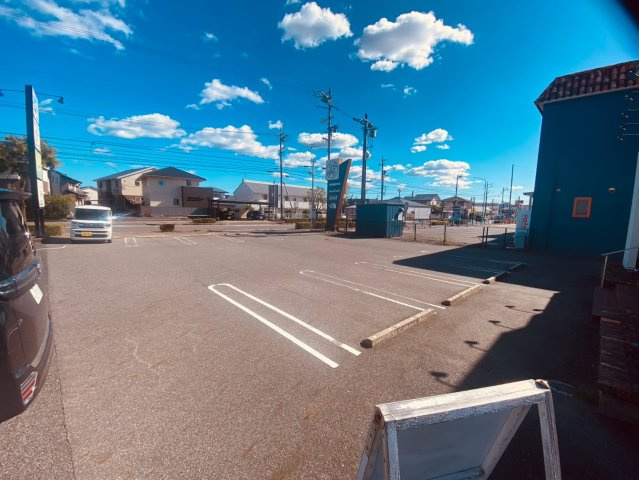 前山町4丁目貸店舗の駐車場