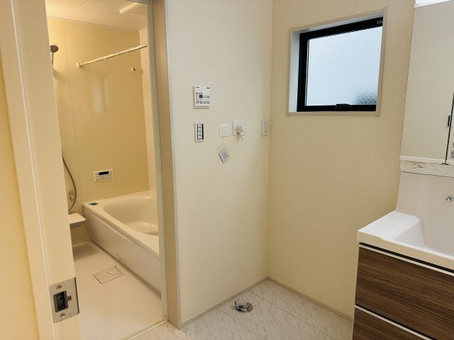 八王子市　並木町　新築一戸建ての脱衣所|～窓付きで明るい洗面所　換気もしやすいです～