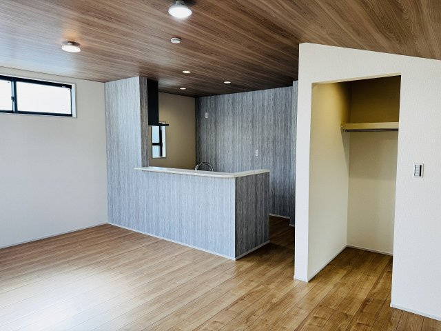 八王子市　並木町　新築一戸建ての居間・リビング|～18.1帖の明るいLDKで、家族団欒の時間をお過ごしいただけます～