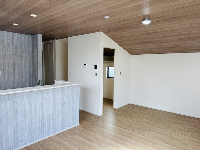 八王子市　並木町　新築一戸建ての内装|～18.1帖の明るいLDKで、家族団欒の時間をお過ごしいただけます～