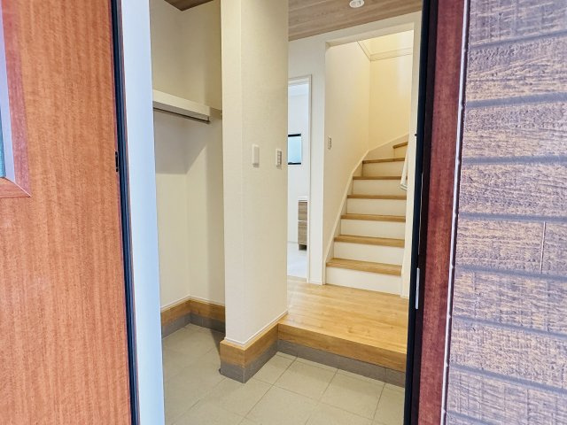 八王子市　並木町　新築一戸建ての玄関|～シューズインクローク付き　物が溢れがちな玄関をスッキリとした状態に保てます～
