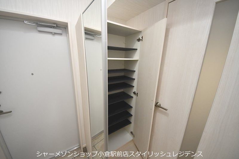 アルバース三萩野のエントランス
