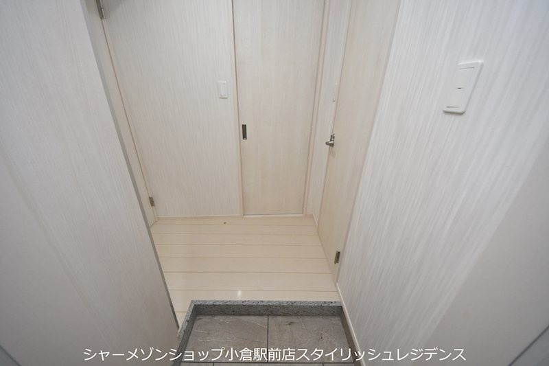 アルバース三萩野の玄関
