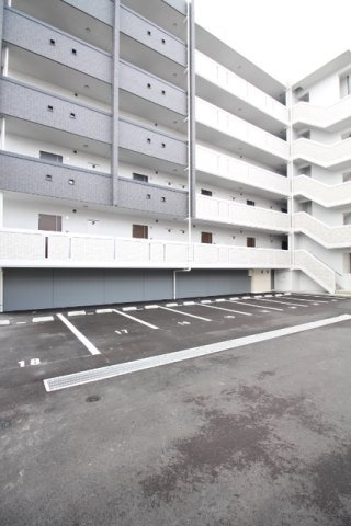 ミーナ白銀 の駐車場
