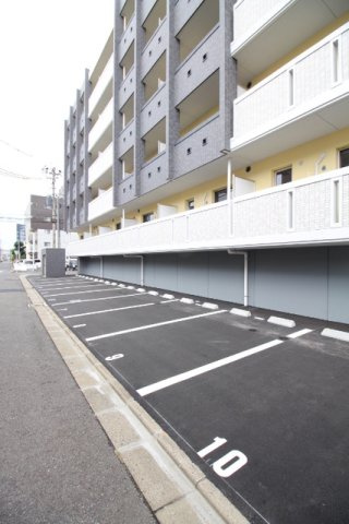 ミーナ白銀 の駐車場