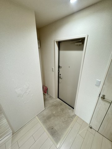 リバーサイド東久宝寺十番館の玄関
