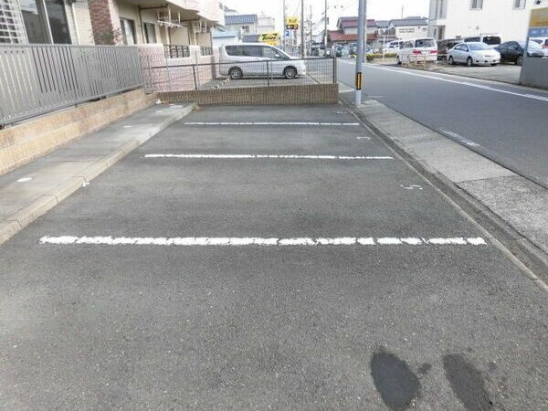 ルミエールの駐車場