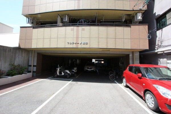 マルティーノ新栄の駐車場