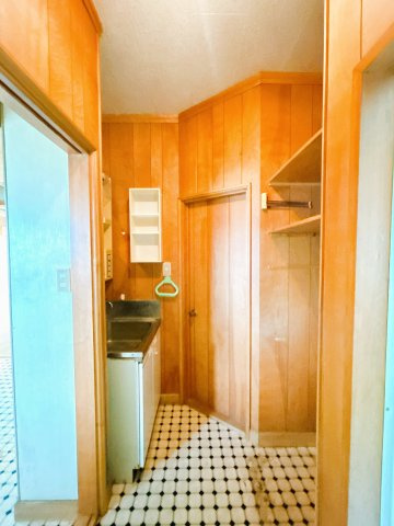 北見市端野町二区４５５番地３　中古売家の洗面所|【リフォーム中】洗面スペースは、クッションフロア貼替、壁クロス貼替、勝手口を床上げし洗面化粧室を拡張いたします。洗濯機や洗面化粧台など物の配置に困らないのはうれしいですね。