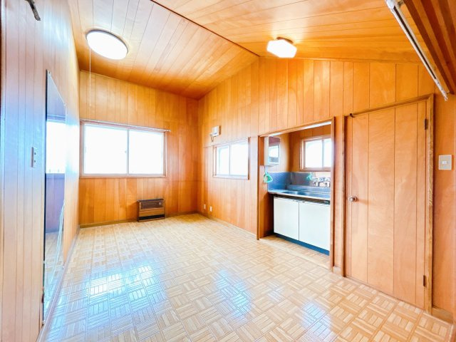 北見市端野町二区４５５番地３　中古売家の洋室|【リフォーム中】2階8.63帖洋室は、床クッションフロア重張、壁クロス貼替、ドア新設をいたします。さらにシンクと旧トイレドアを撤去し、オープンクローゼットに変更いたします。