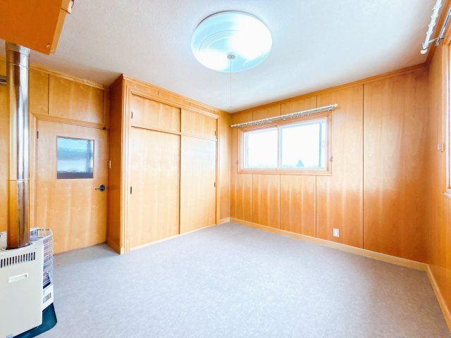 北見市端野町二区４５５番地３　中古売家の洋室|【リフォーム中】2階7.75帖洋室は、クッションフロア貼替、壁クロス貼替、収納のドア塗装をいたします。