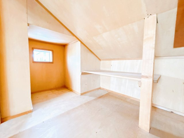 北見市端野町二区４５５番地３　中古売家の収納|【リフォーム中】2階8.63帖洋室納戸です。