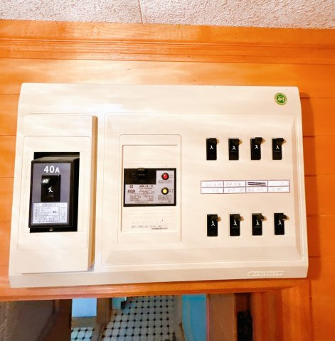 北見市端野町二区４５５番地３　中古売家の発電・温水設備|【リフォーム中】ブレーカーの出力は40Aです。