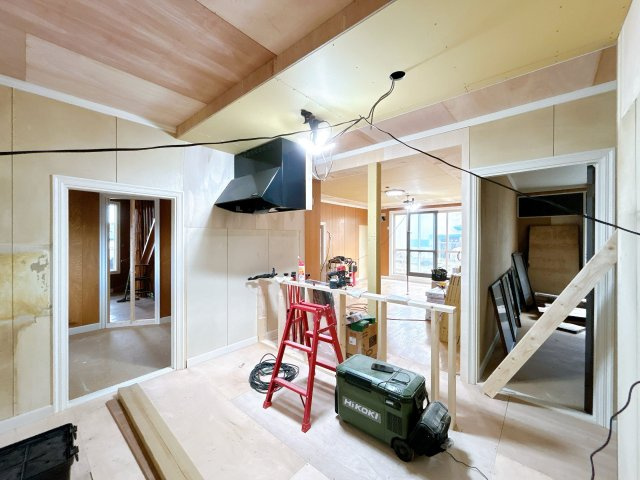 北見市端野町二区４５５番地３　中古売家のキッチン|【リフォーム中】永大製W2400のシステムキッチンに交換いたします。さらに、対面キッチンに間取り変更いたします。大きなLDKなので、対面キッチンでリビングを見渡せるのがは安心です。