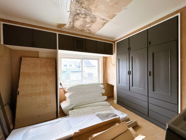 北見市端野町二区４５５番地３　中古売家の洋室|【リフォーム中】1階9.25帖洋室はフローリング重張、壁天井クロス貼替、ドアの塗装を行います。