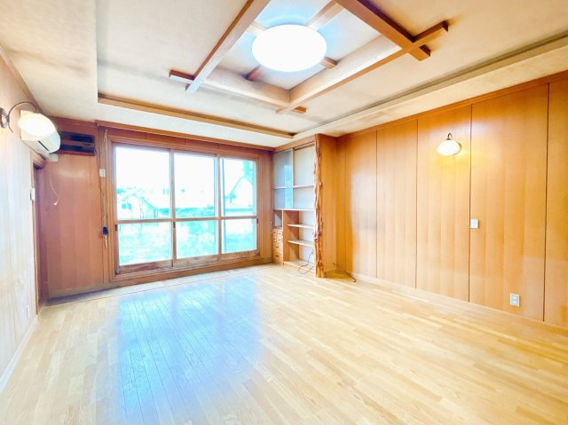 北見市端野町二区４５５番地３　中古売家の居間・リビング|【リフォーム中】リビングはクロス貼替、床フローリング重張を行います。庭が見える大きな窓から日差しが入り込み、明るいリビングになりますよ。