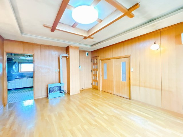 北見市端野町二区４５５番地３　中古売家の居間・リビング|【リフォーム中】リビング別アングルです。壁を抜き、対面キッチンに変更いたします。