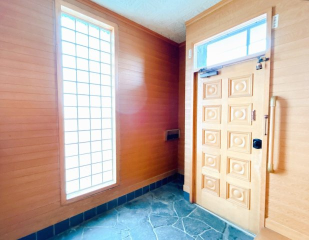 北見市端野町二区４５５番地３　中古売家の玄関|【リフォーム中】玄関ドアは塗装で仕上げます。