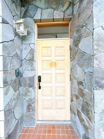 北見市端野町二区４５５番地３　中古売家の玄関|【リフォーム中】玄関ドアは塗装、鍵交換をいたします。