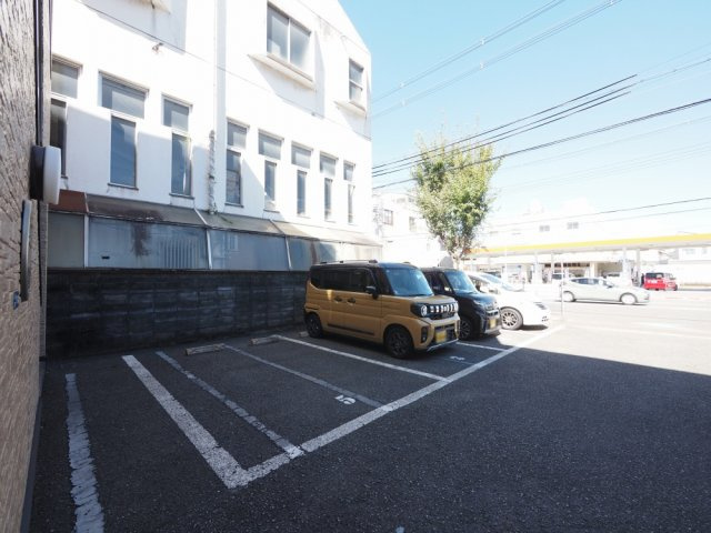 アンプルールフェール寿の駐車場