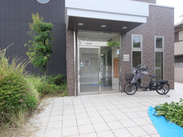 セーズコート高井田のエントランス