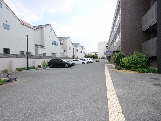 セーズコート高井田の駐車場