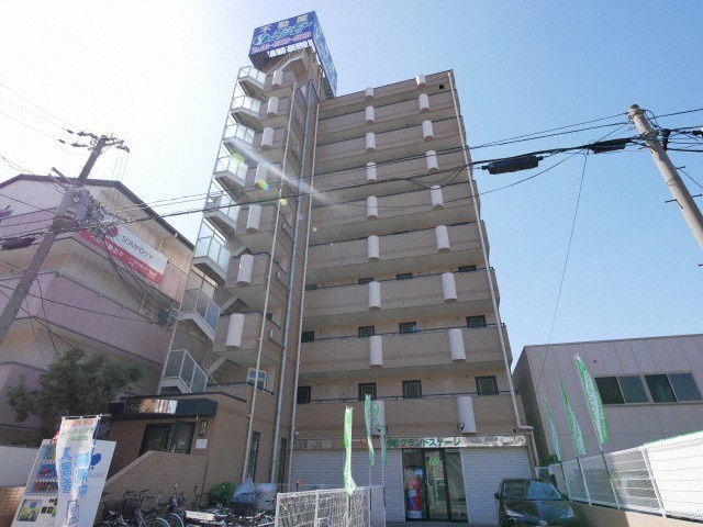 サンパレス布施の外観