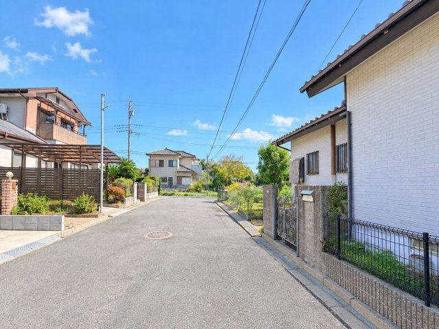 【中古戸建】鹿嶋市大字荒井の前面道路含む現地写真