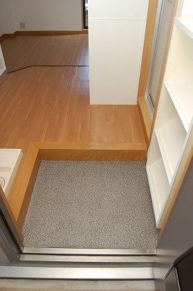 ロンモンターニュ小阪の玄関