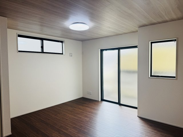 八王子市　並木町　新築一戸建ての居間・リビング|～16.2帖の明るいLDKで、家族団欒の時間をお過ごしいただけます～
