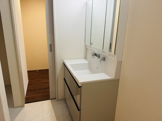 八王子市　並木町　新築一戸建ての独立洗面台|～３面鏡付きの独立洗面台　細々している物をスッキリ収納出来ます～