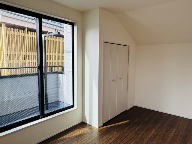 八王子市　並木町　新築一戸建ての寝室|～2階7.7帖の主寝室　ベッドなど大型家具のレイアウトも楽しめる広さです～