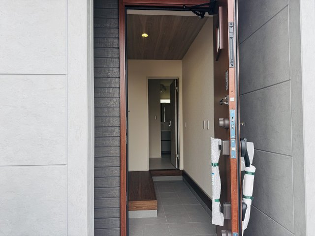 八王子市　並木町　新築一戸建ての玄関|～玄関は安心のWロックキーを採用～