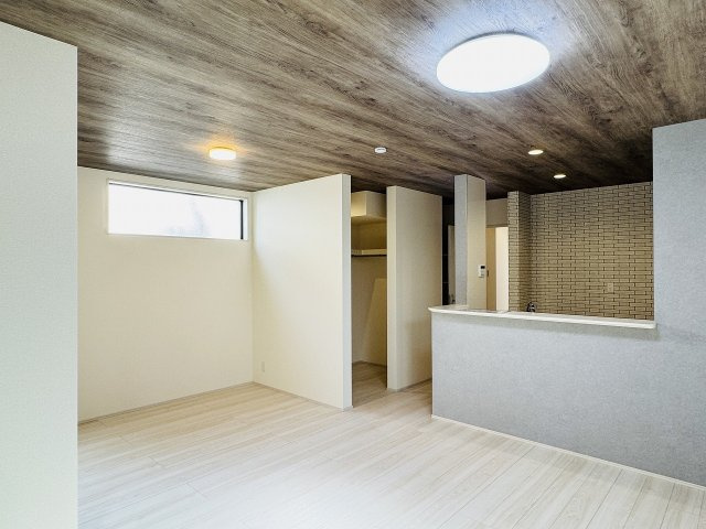 八王子市　並木町　新築一戸建ての居間・リビング|～16.37帖の明るいLDKで、家族団欒の時間をお過ごしいただけます～